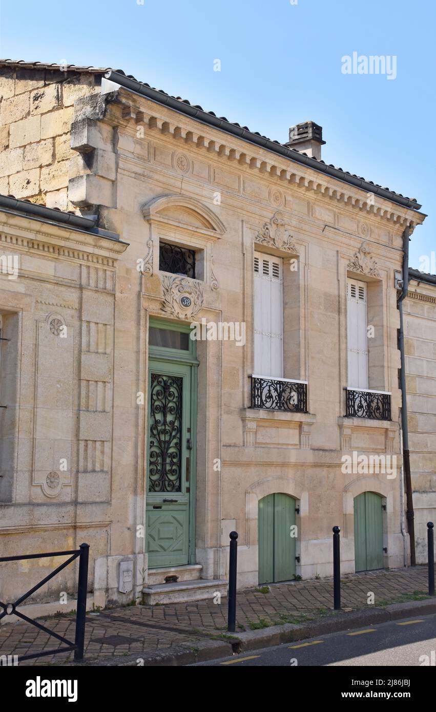 An exquisite small one and a half storey C19th terraced house in Bordeaux, local stone, replete with carved decorative mouldings, and wrought ironwork Stock Photo