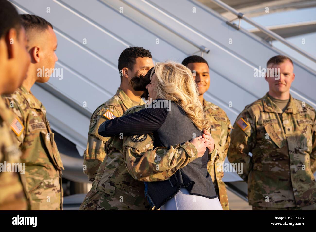 Mihail Kogalniceanu, Romania. 06 May, 2022. U.S. First Lady Jill Biden, embraces a female soldier after presenting her Challenge Coin to the member of the Delaware National Guard stationed at Mihail Kogalniceanu Air Base, May 6, 2022 in Mihail Kogalniceanu, Romania. Credit: Cameron Smith/White House Photo/Alamy Live News Stock Photo