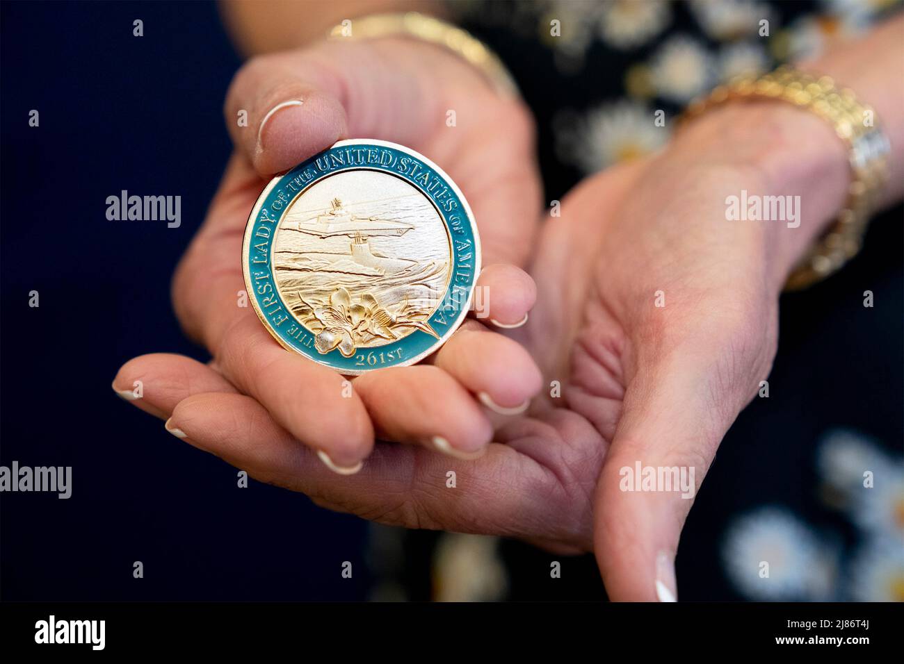 Mihail Kogalniceanu, Romania. 06 May, 2022. U.S. First Lady Jill Biden, shows the front of her personal Challenge Coin which she presented to a member of the Delaware National Guard stationed at Mihail Kogalniceanu Air Base, May 6, 2022 in Mihail Kogalniceanu, Romania. Credit: Cameron Smith/White House Photo/Alamy Live News Stock Photo