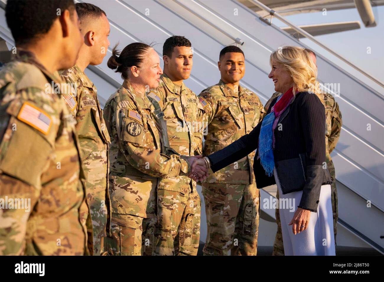 Mihail Kogalniceanu, Romania. 06 May, 2022. U.S. First Lady Jill Biden, shakes hands after presenting her Challenge Coin to the member of the Delaware National Guard stationed at Mihail Kogalniceanu Air Base, May 6, 2022 in Mihail Kogalniceanu, Romania. Credit: Cameron Smith/White House Photo/Alamy Live News Stock Photo