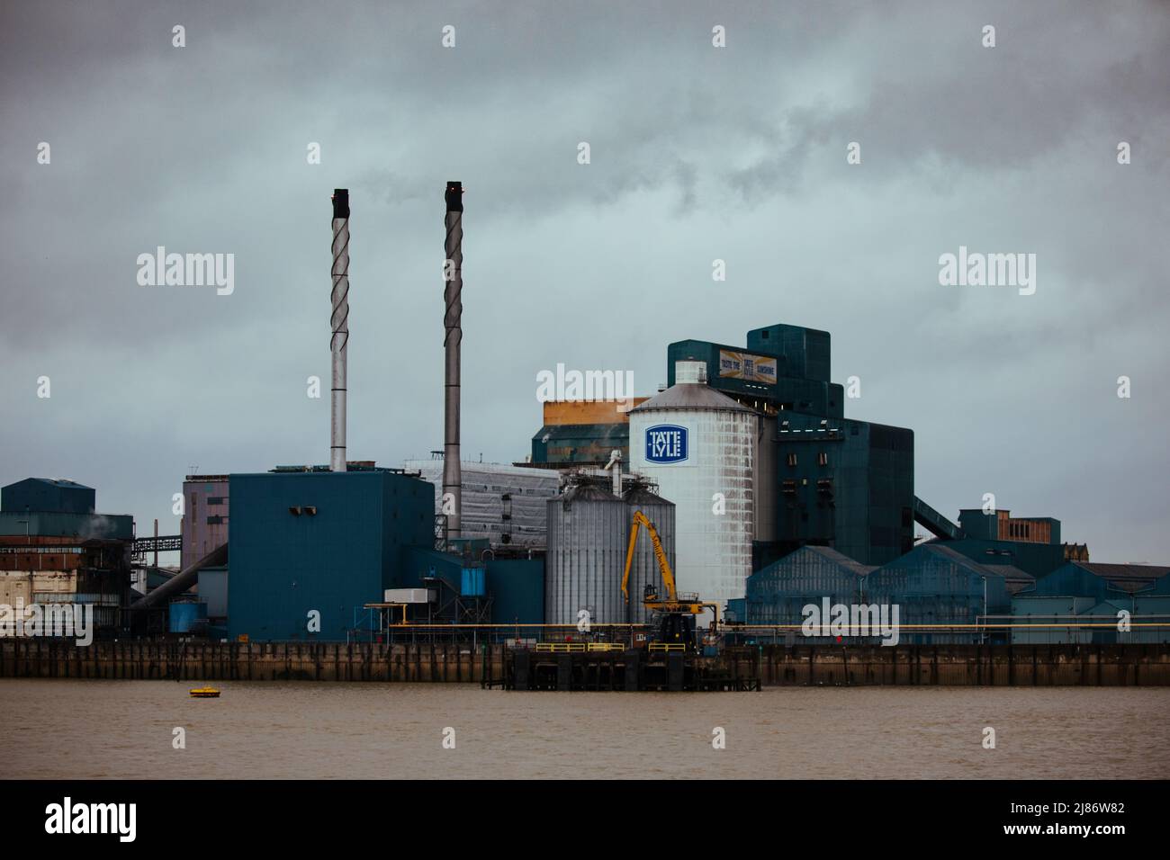 View of the Tate and Lyle Sugars Factory in Newham, taken from Woolwich Stock Photo