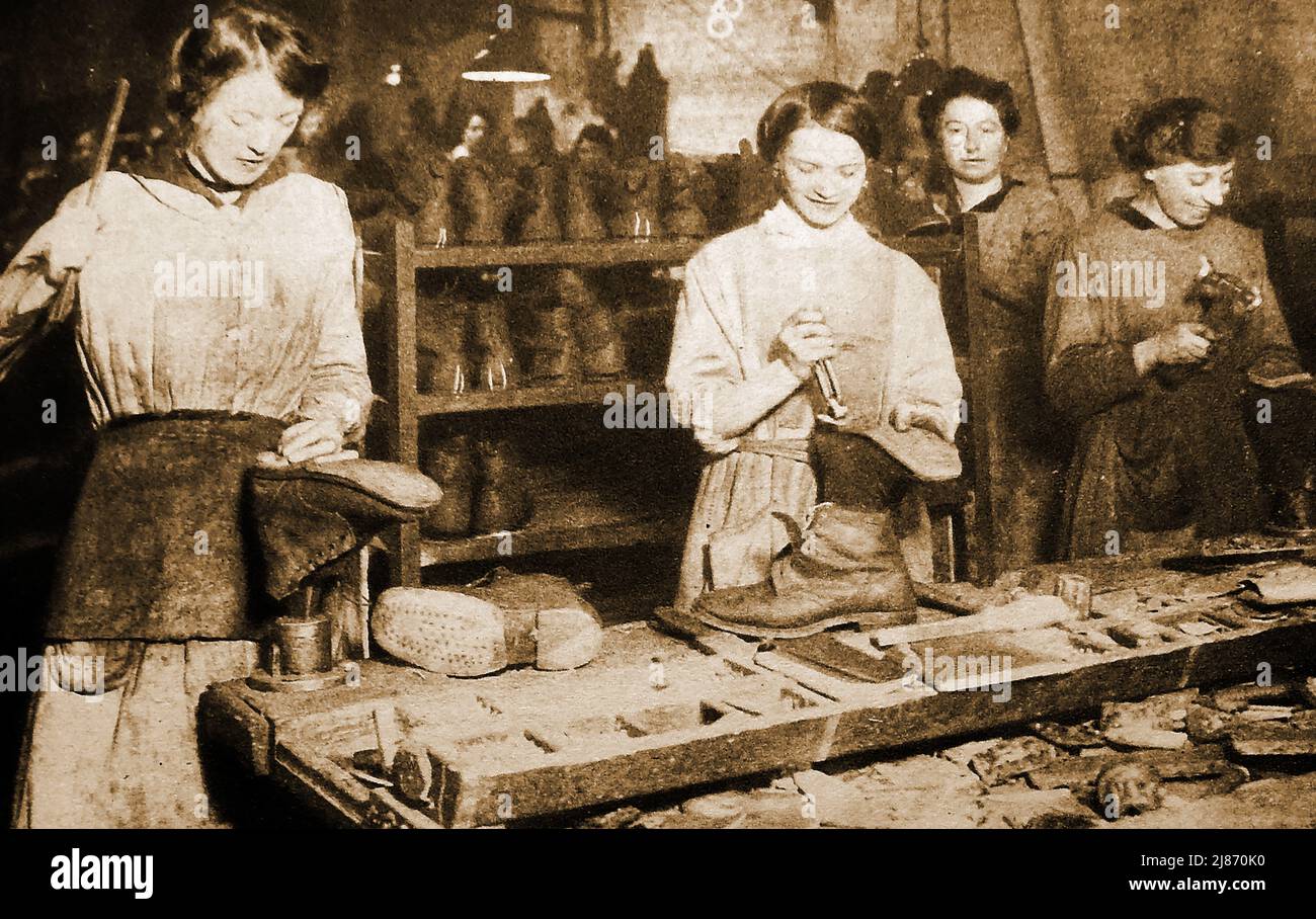 Women at war, WWI - Women working  as cobblers / shoemakers at the boot repair factory RACD, (Royal Army Clothing Department) Old Kent Road, London, Stock Photo