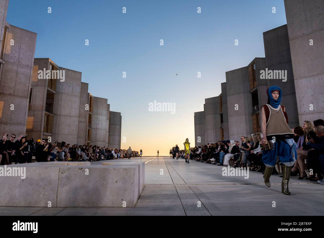 San Diego, USA. 12th May, 2022. A model walks on the runway at the Louis Vuitton fashion show fashion show at the Salk Institute for Biological Studies in San Diego CA on May 12 2022 2022. (Photo by Jonas Gustavsson/Sipa USA) Credit: Sipa USA/Alamy Live News Stock Photo