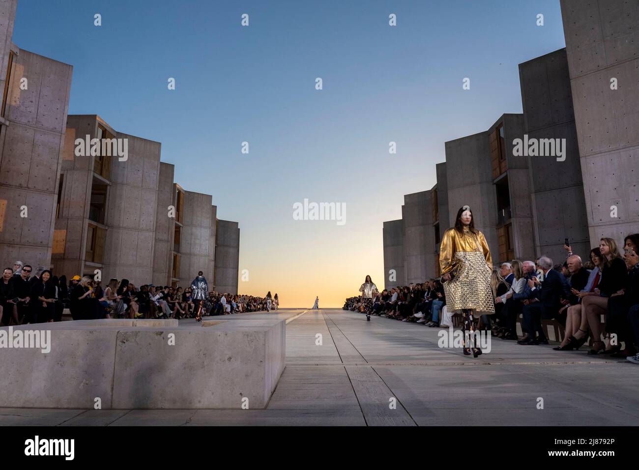 San Diego, USA. 12th May, 2022. A model walks on the runway at the Louis Vuitton fashion show fashion show at the Salk Institute for Biological Studies in San Diego CA on May 12 2022 2022. (Photo by Jonas Gustavsson/Sipa USA) Credit: Sipa USA/Alamy Live News Stock Photo