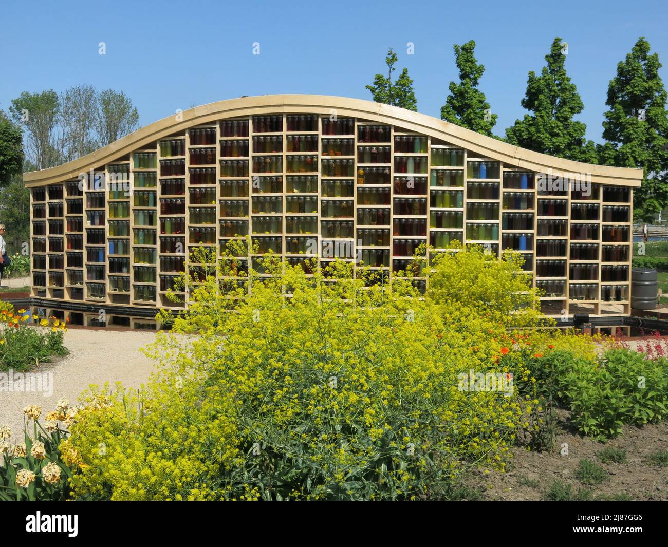 The pavilion "Shades of Nature" uses the sun as an energy source for