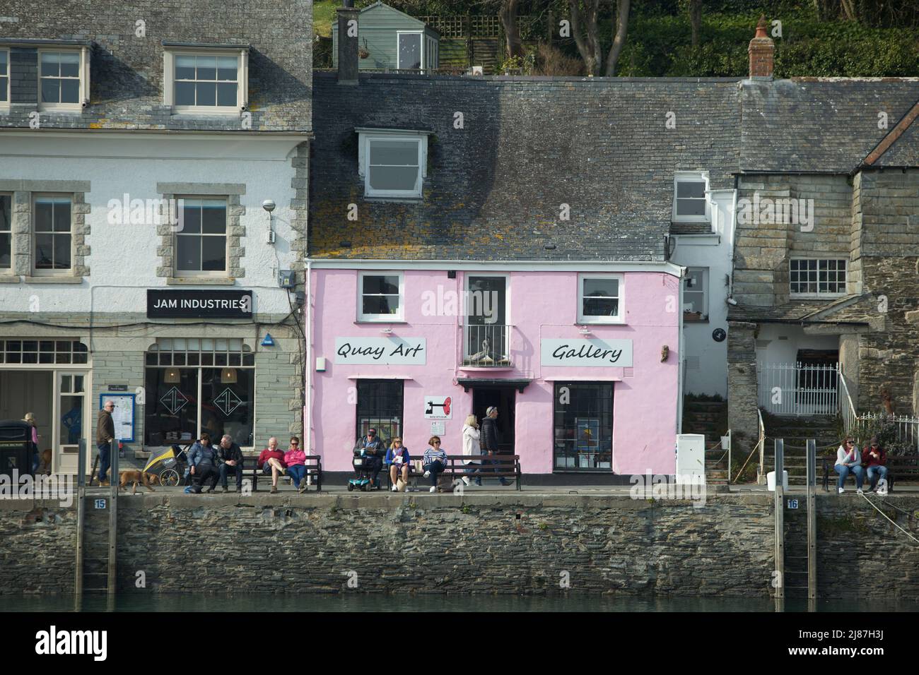 Pubs, restaurants and cottages line the harbour at Padstow Stock Photo