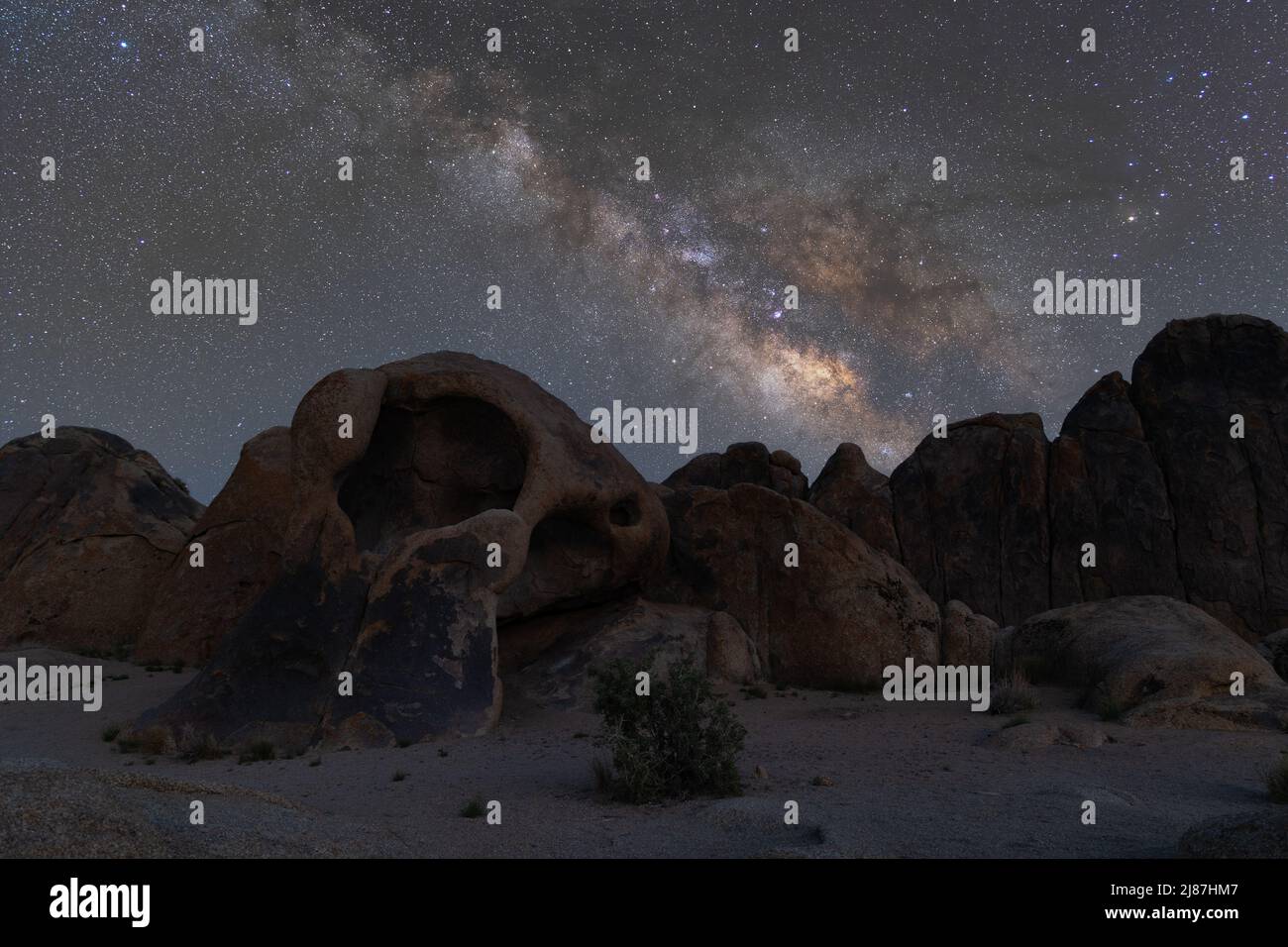 milky-way-over-cyclops-arch-in-alabama-hills-stock-photo-alamy