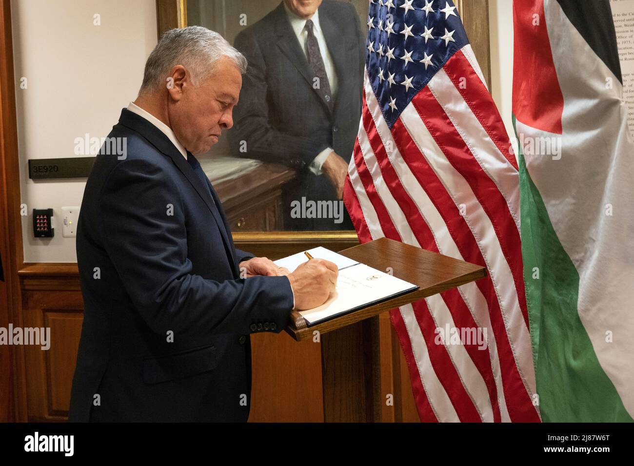 Arlington, United States Of America. 12th May, 2022. Arlington, United States of America. 12 May, 2022. King Abdullah II of Jordan, signs the guest book before the start of bilateral discussions with U.S. Secretary of Defense Lloyd J. Austin III, at the Pentagon, May 12, 2022 in Arlington, Virginia. Credit: Lisa Ferdinando/DOD/Alamy Live News Stock Photo