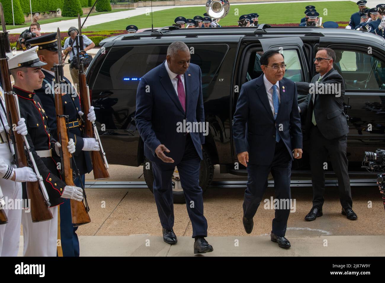 Arlington, United States Of America. 12th May, 2022. Arlington, United States of America. 12 May, 2022. U.S. Secretary of Defense Lloyd J. Austin III, escorts Thai Prime Minister Prayut Chan-o-cha, right, during the arrival ceremony at the Pentagon, May 12, 2022 in Arlington, Virginia. Credit: MC2 James K Lee/DOD/Alamy Live News Stock Photo