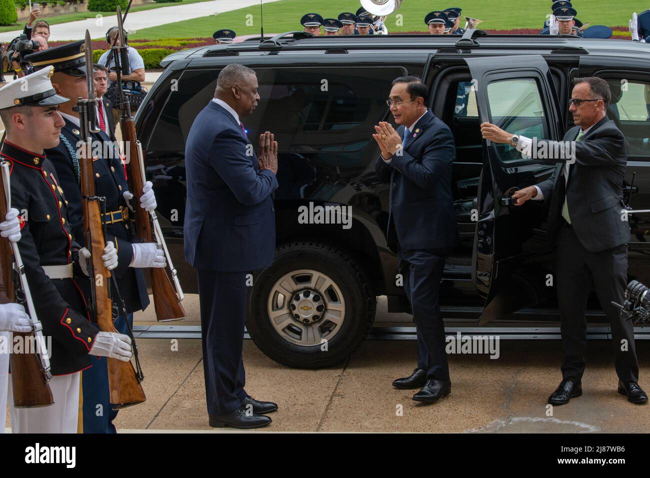 Arlington, United States Of America. 12th May, 2022. Arlington, United States of America. 12 May, 2022. U.S. Secretary of Defense Lloyd J. Austin III, greets Thai Prime Minister Prayut Chan-o-cha, right, during the arrival ceremony at the Pentagon, May 12, 2022 in Arlington, Virginia. Credit: MC2 James K Lee/DOD/Alamy Live News Stock Photo