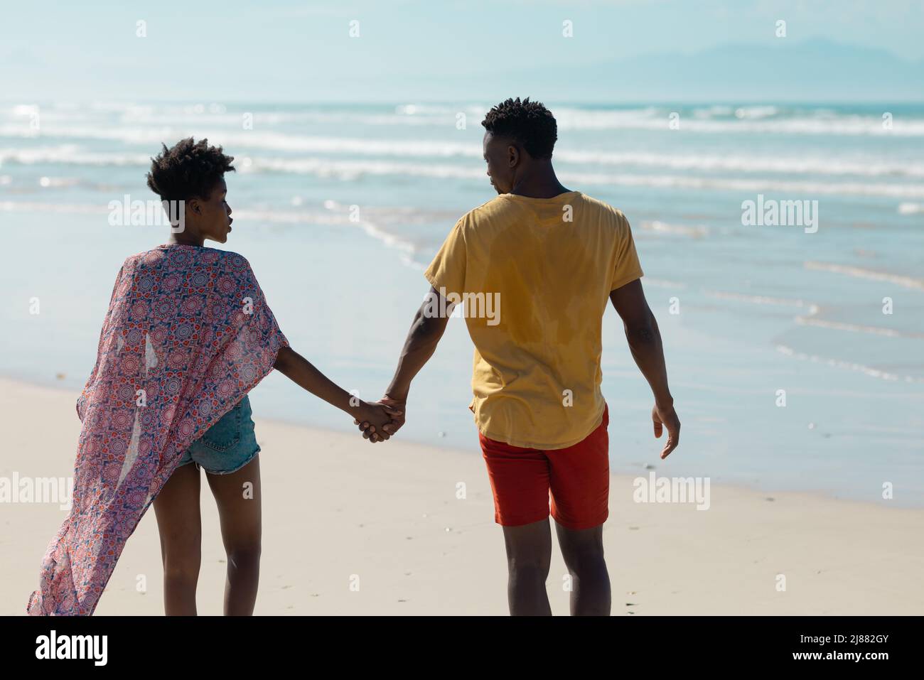 Young couple walking holding hands hi-res stock photography and images ...
