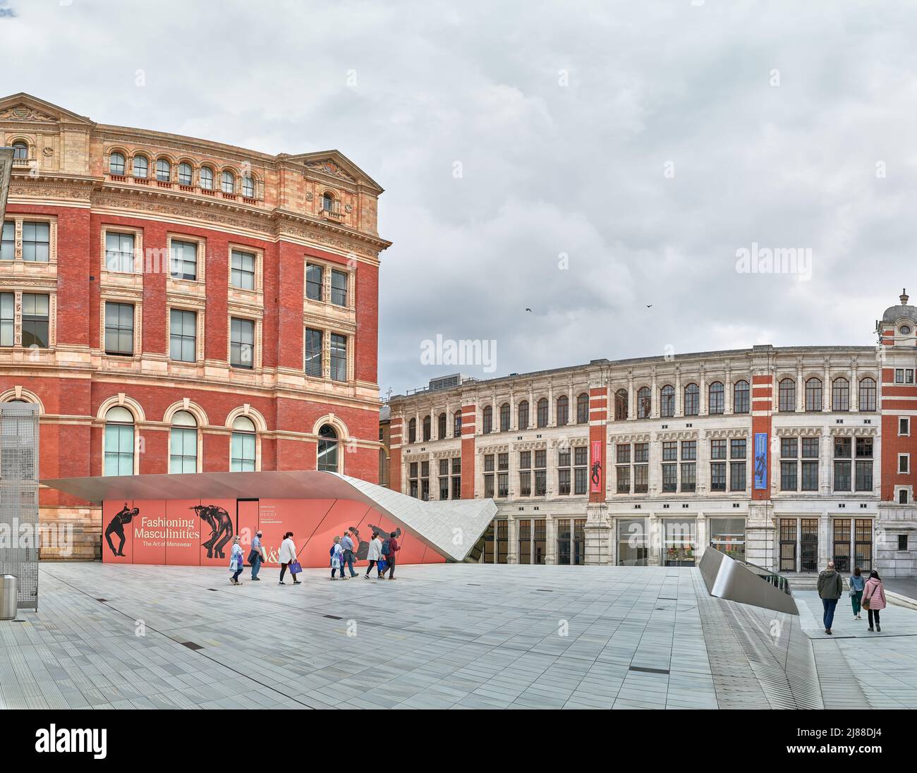 Visitors in the Sacker courtyard at the Victoria and Albert museum, London, England. Stock Photo