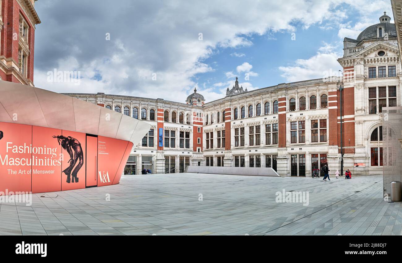 Visitors in the Sacker courtyard at the Victoria and Albert museum, London, England. Stock Photo
