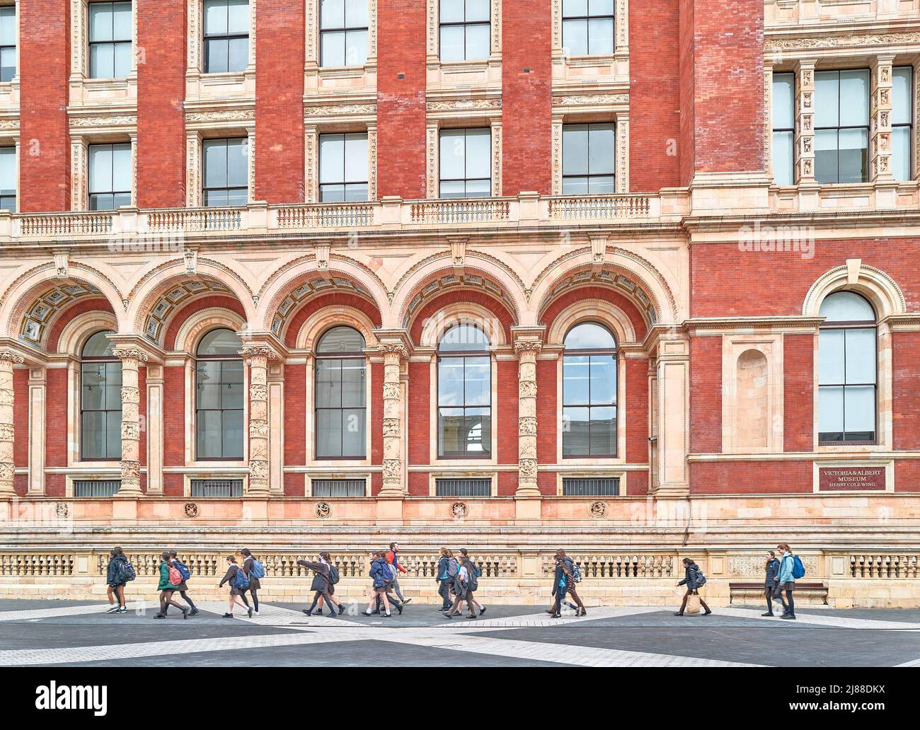 A party of schoolchildren walk pasts the Henry Cole wing of the Victoria and Albert museum, London, England. Stock Photo