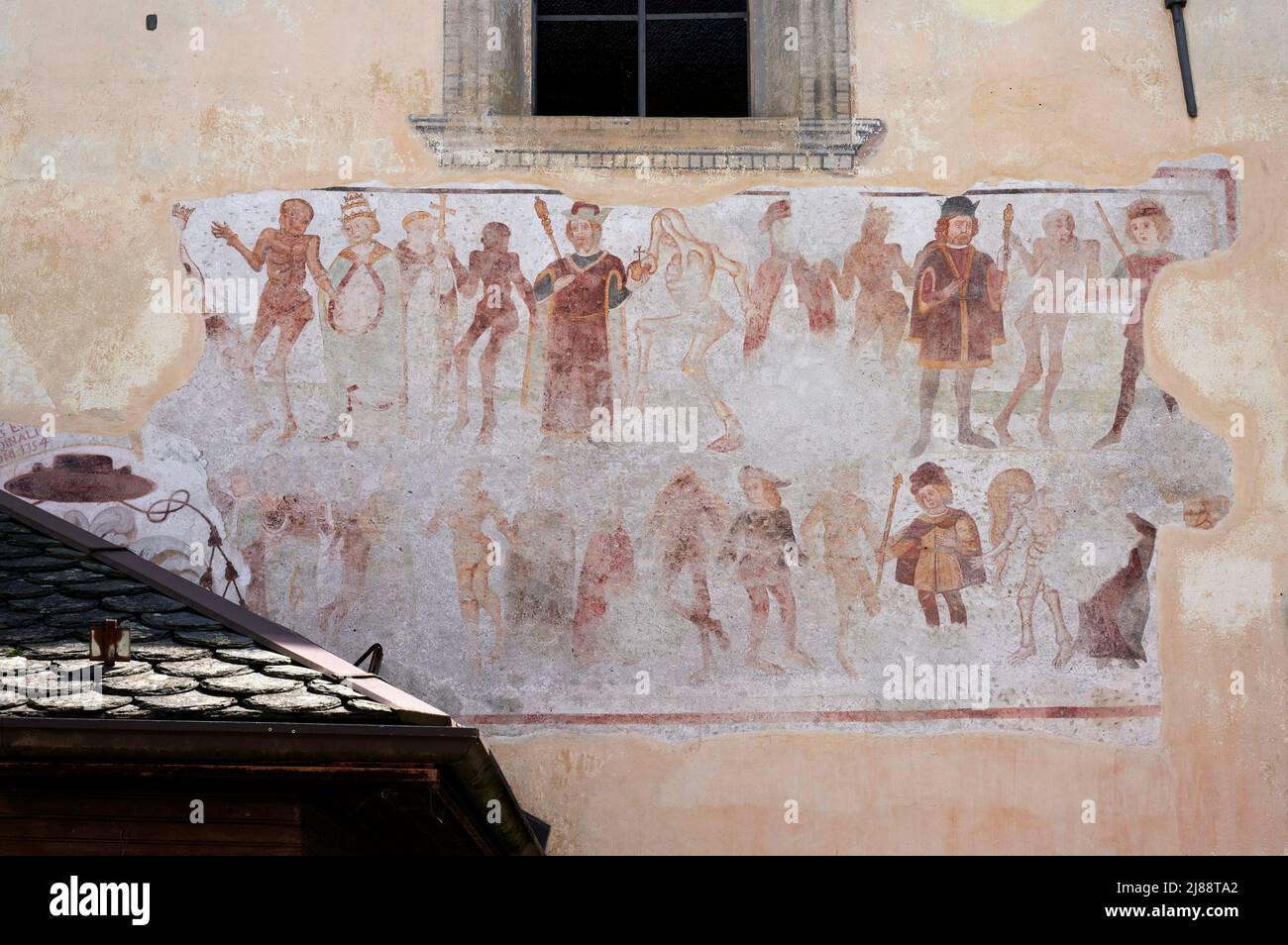 Danza macabra - affresco - Simone II° Baschenis - primi anni del XVI secolo - Cassiglio (Bg) ,Italia,chiesa di S. Bartolomeo Stock Photo