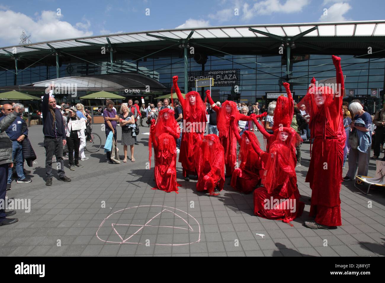 Amsterdam, Netherlands. 14th May, 2022. Environmental activists Extinction Rebellions Red Rebell protest at the Schiphol Airport on May 14, 2022 in Amsterdam, Netherlands. Environmental protectors of Greenpeace and Extinction Rebellion make a large demonstration at the Schiphol against expansion of aviation and purpose to draw attention to the views in a positive way, such as limiting the use of fossil fuels and the need to shrink aviation. (Photo by Paulo Amorim/Sipa USA) Credit: Sipa USA/Alamy Live News Stock Photo