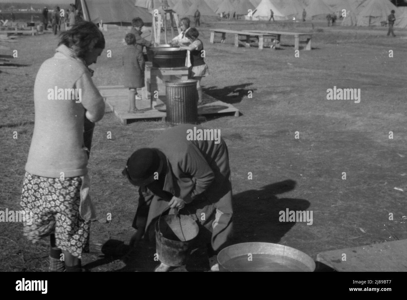 Facilities for washing in the camp for white flood refugees at Forrest City, Arkansas. Stock Photo