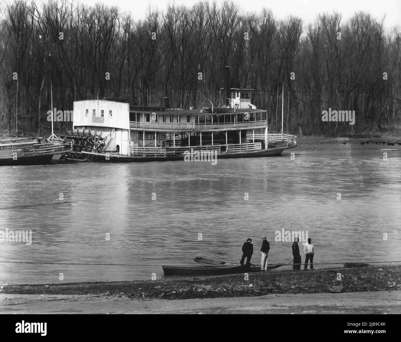 Ferry and river men. Vicksburg, Mississippi. [Charles J. Miller paddle steamer]. Stock Photo