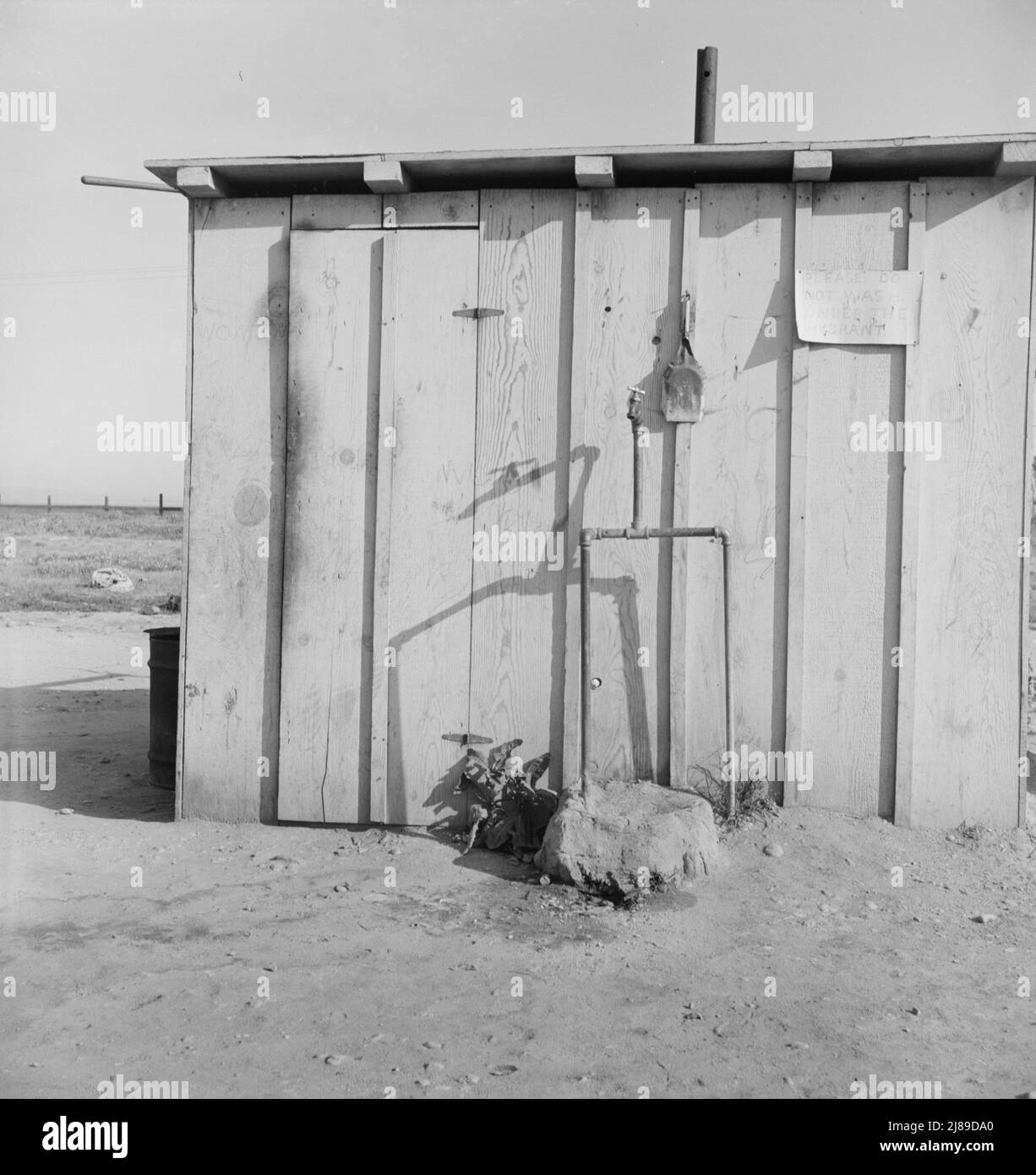 Water supply for ten cabins in Arkansawyers auto camp. Greenfield, Salinas Valley, California. [Sign: 'Please do not wash under the hydrant']. Stock Photo