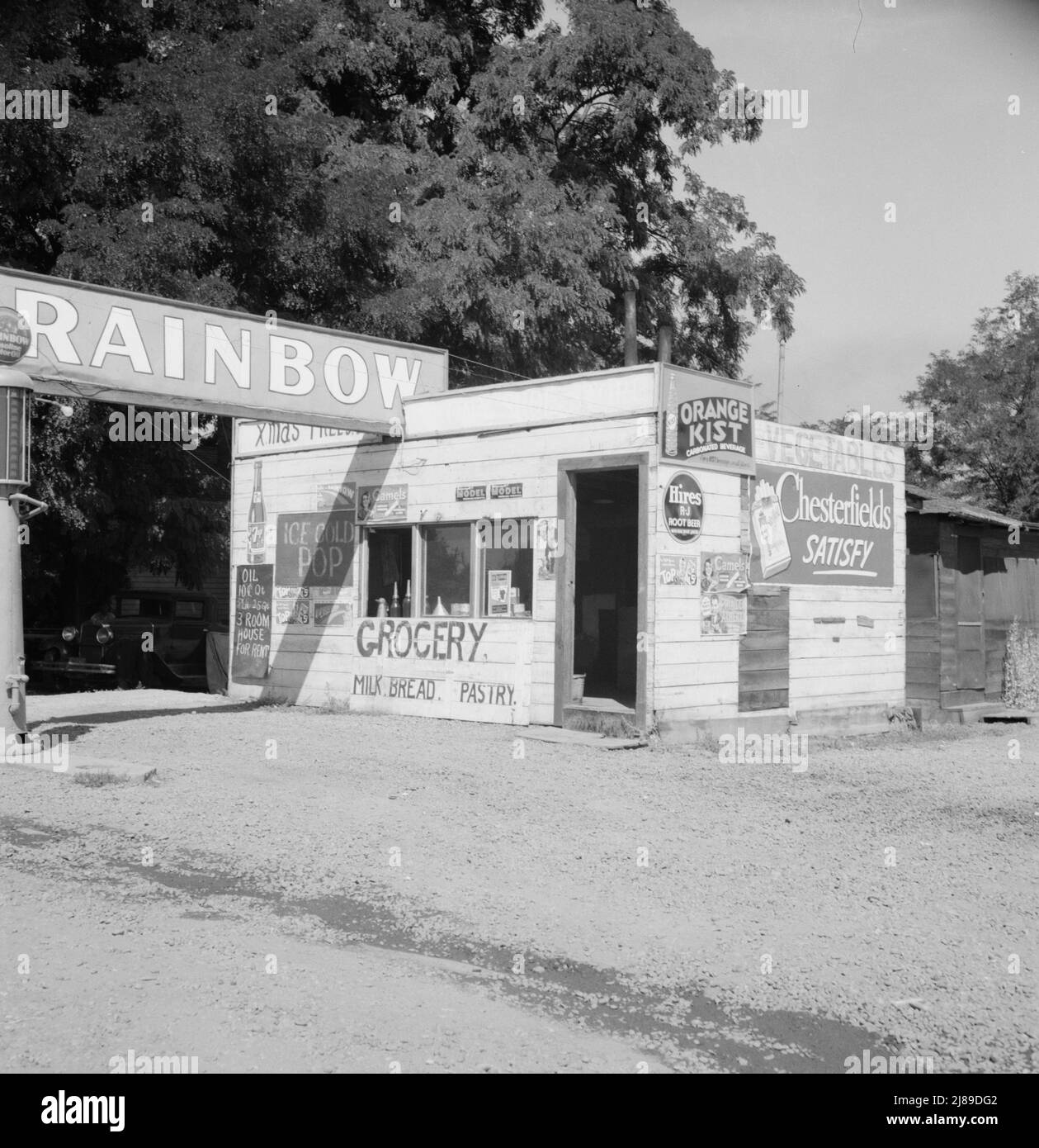 Crossroads grocery store and filling station, typical of many such small enterprises in new community. Yakima, Washington, Sumac Park. Stock Photo