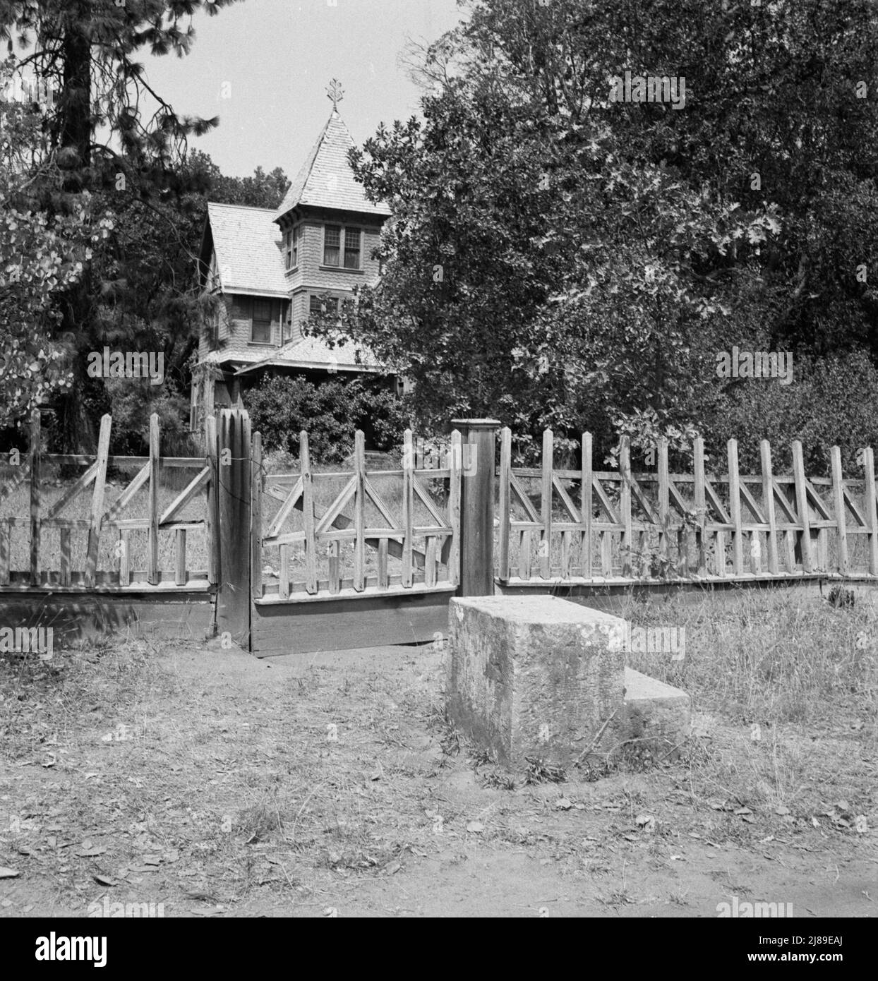 Southern Oregon. Jackson County, near Medford. Old-fashioned country home, now uninhabited, in fruit country along the Rogue River. Stock Photo