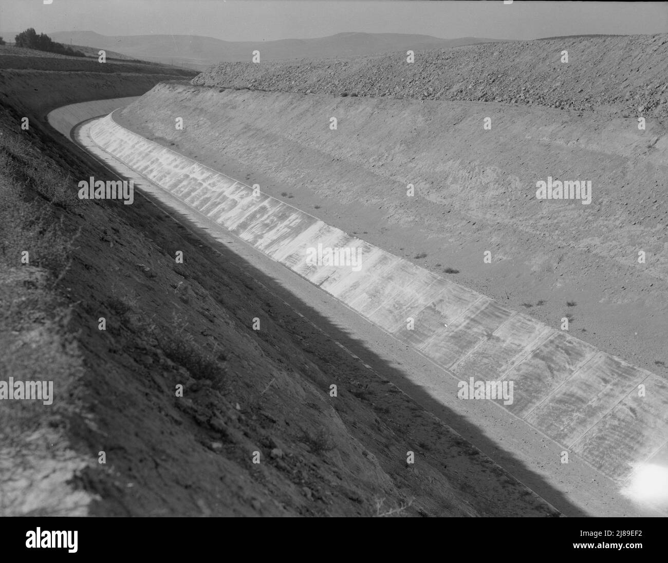 Washington, Yakima County, Roza Irrigation Canal. Sides concrete, lined by machine. The project, when complete in 1945, will open 72,000 acres to cultivation in East Yakima and West Benton Counties. Stock Photo