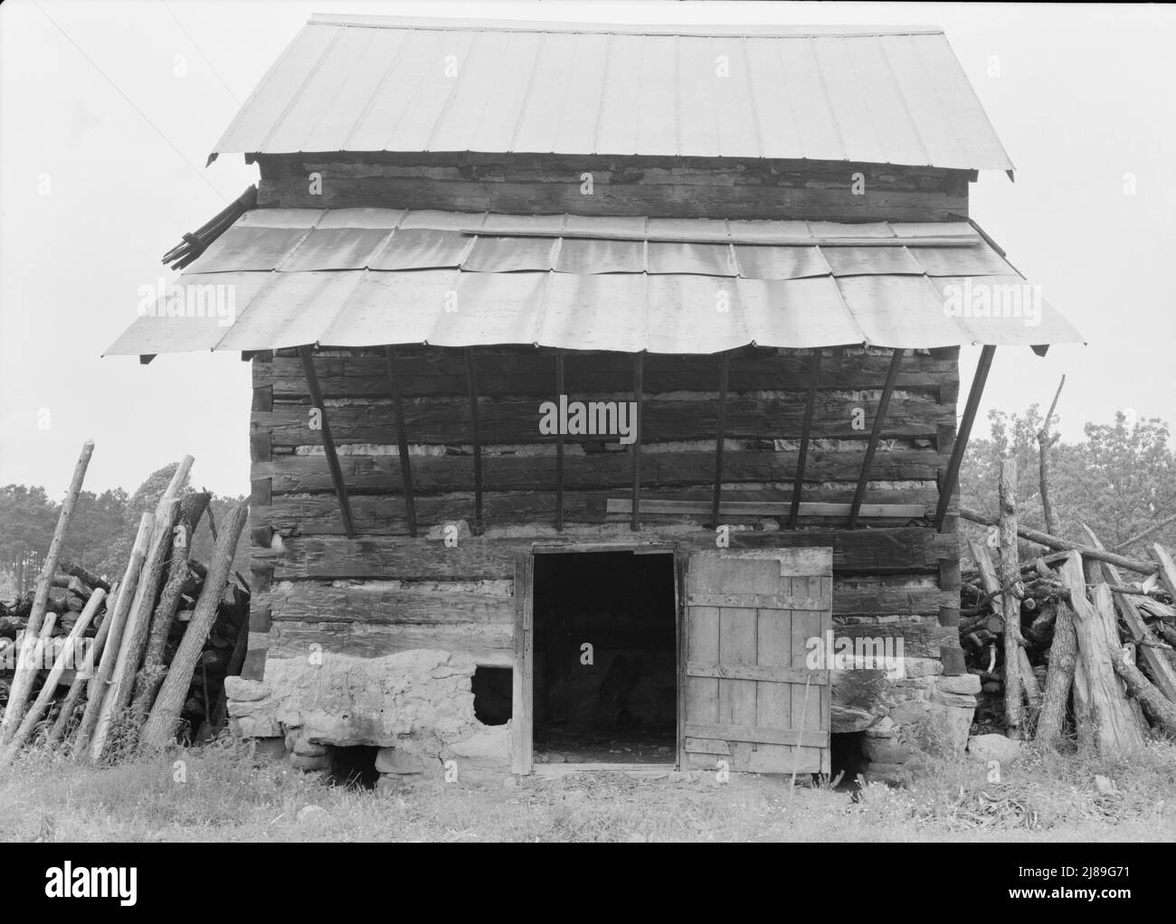 Tobacco barn with front shelter. Olive Hill, North Carolina Stock Photo