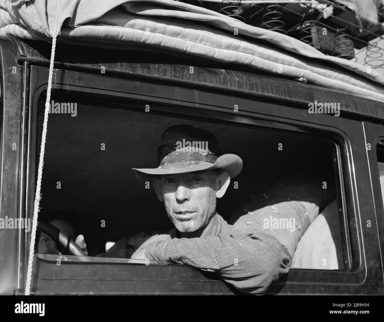 Merced (vicinity), California. Migratory cotton picker on highway near Merced, California. He and his family from Independence, Kansas, have been looking for work chopping cotton. Stock Photo