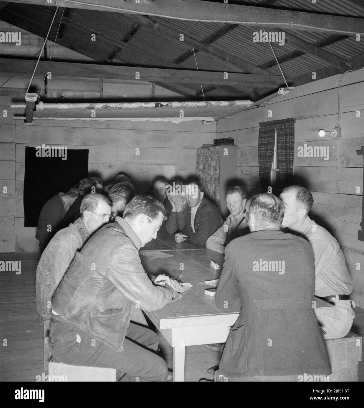 Farm Security Administration (FSA) camp for migratory agricultural workers. Farmersville, California. Meeting of the camp council. Stock Photo