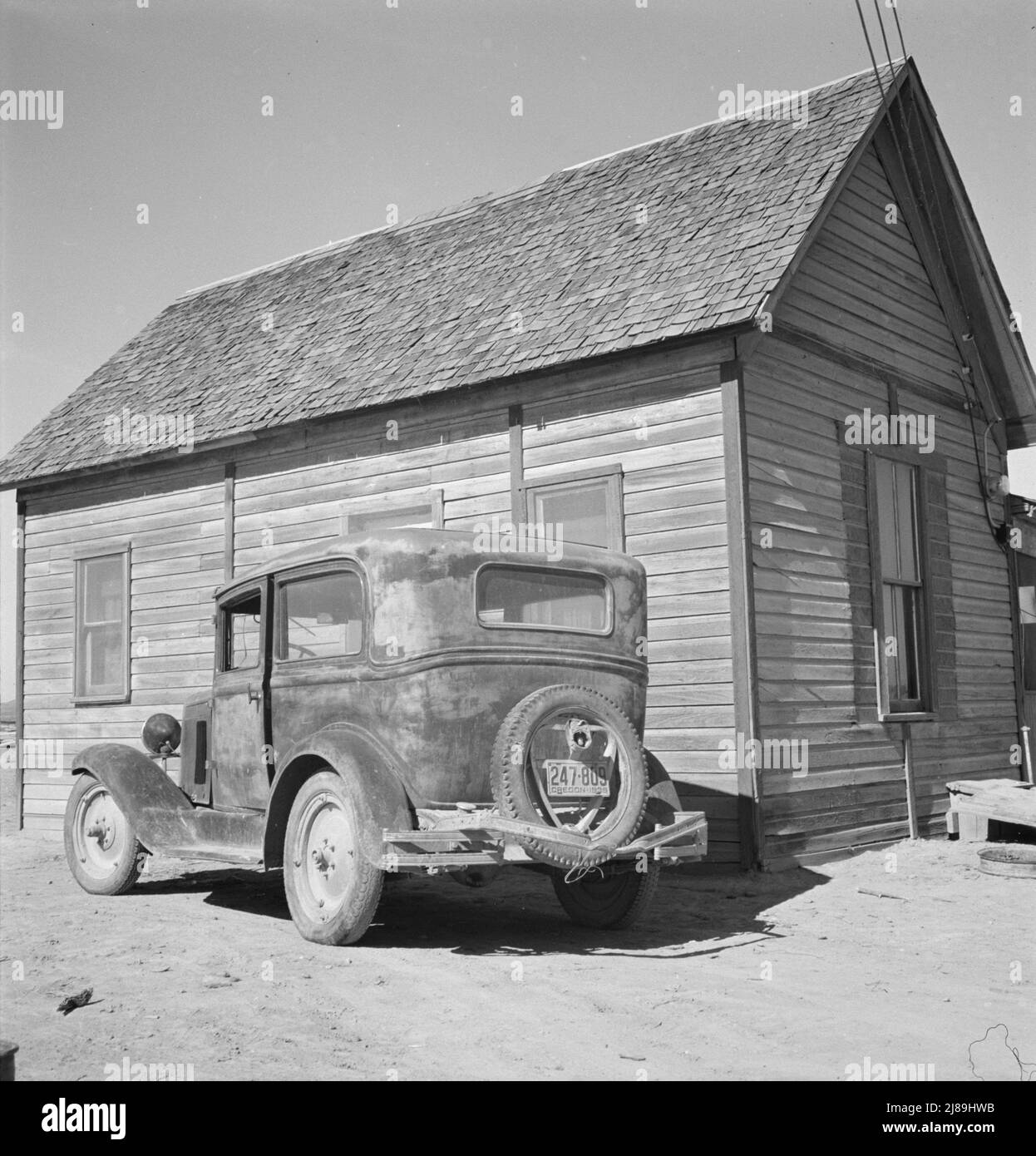 New home of Schroeder family. They left South Dakota three years ago in this car. Dead Ox Flat, Malheur County, Oregon. Stock Photo