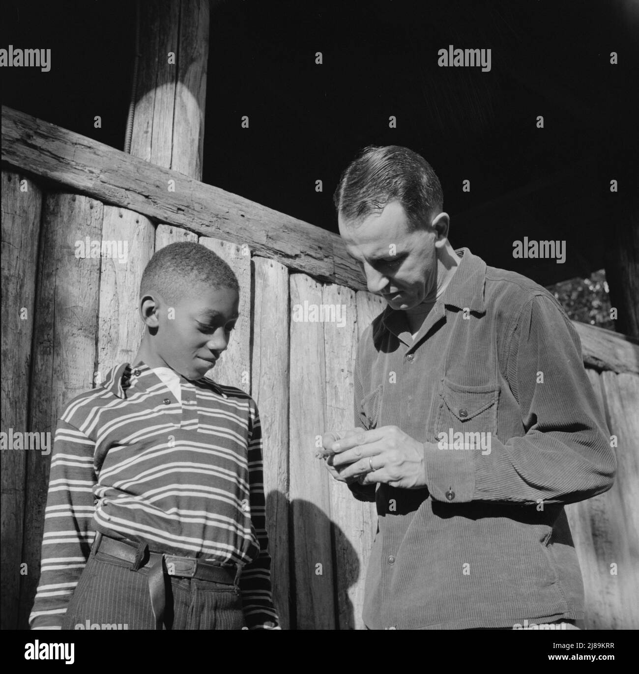 Southfields, New York. Interracial activities at Camp Nathan Hale, where children are aided by the Methodist Camp Service. Mr. Lewis Traver, the director, giving instruction to one of the campers. Stock Photo