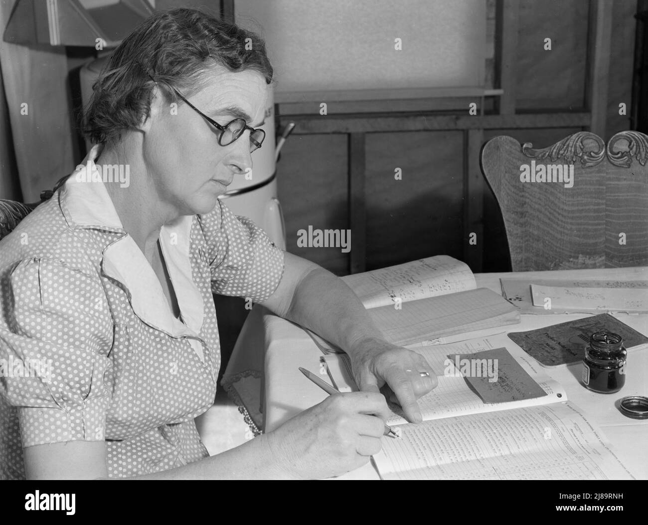 Wife of FSA (Farm Security Administration) borrower keeps account of loan of seven hundred and forty-eight dollars. Dead Ox Flat, Malheur County, Oregon. Stock Photo
