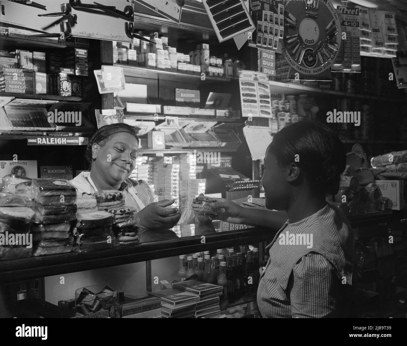 Grocery clerk Black and White Stock Photos & Images Alamy