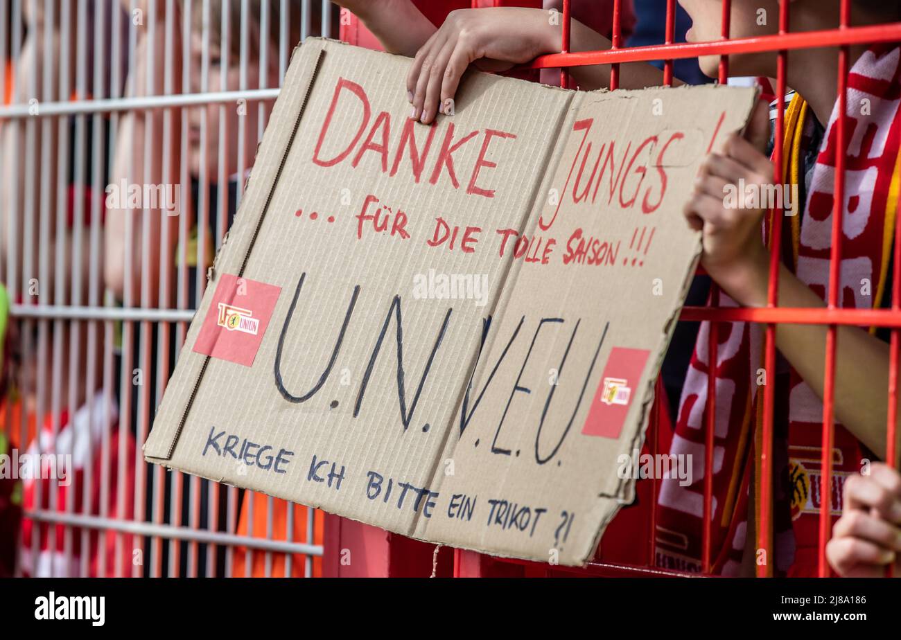 14 May 2022, Berlin: Soccer: Bundesliga, 1. FC Union Berlin - VfL Bochum,  34. matchday, An der Alten Försterei. A Union Berlin fan holds a cardboard  with the inscription: Thanks guys! .