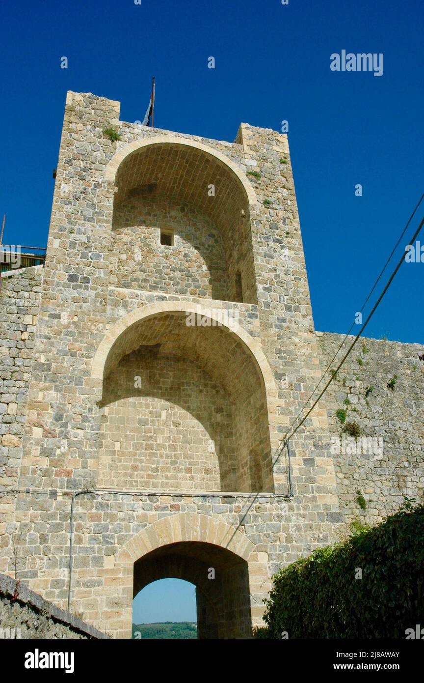 Torre di guardia sopra Porta di Ingresso. Montespertoli . Siena Stock Photo
