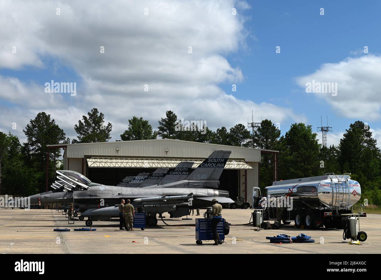 U.S. Air Force Airmen from the 169th Fighter Wing at Columbia Metropolitan Airport, South Carolina, return from Sentry Savannah 2022, the U.S. Air National Guard's annual premiere fighter jet exercise at the Air Dominance Center in Georgia, May 12, 2022. The 169th Fighter Wing is temporarily using the Columbia Metropolitan Airport, Lexington County, South Carolina, while runway repairs occur at McEntire Joint National Guard Base. (U.S. Air National Guard photo by Airman 1st Class Amy Bodkins, 169th Fighter Wing, Public Affairs) Stock Photo