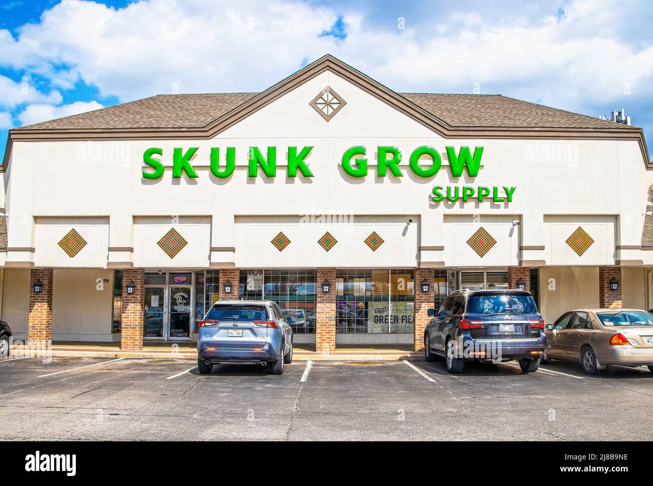 15 04 2022 Tulsa USA Skunk Grow Supply - Medical Marijuana Dispensary in strip mall with cars parked in front in Tulsa OK Stock Photo