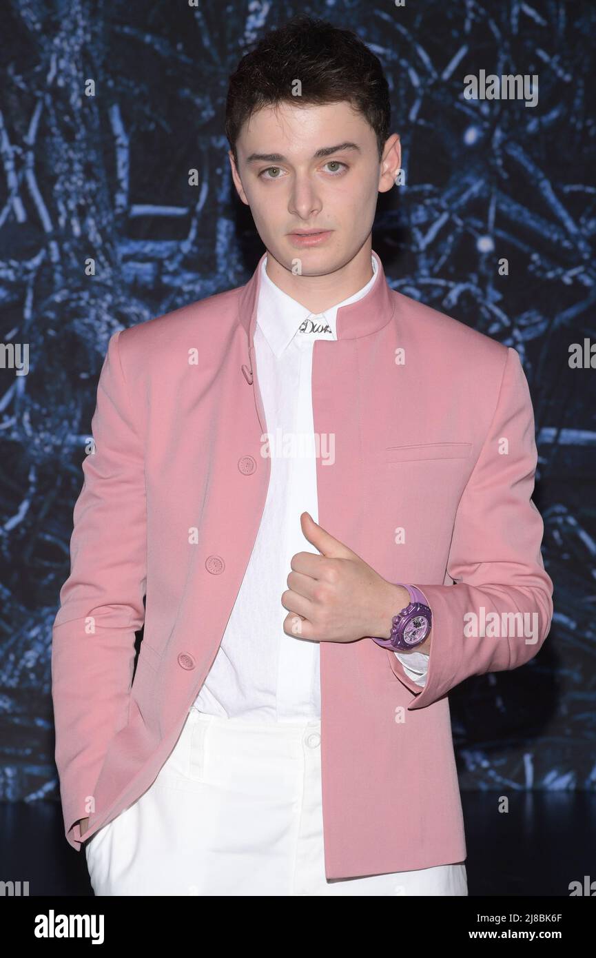 noah schnapp in pink dress Millie Bobby Brown Dress Mishaps with Noah and Finn