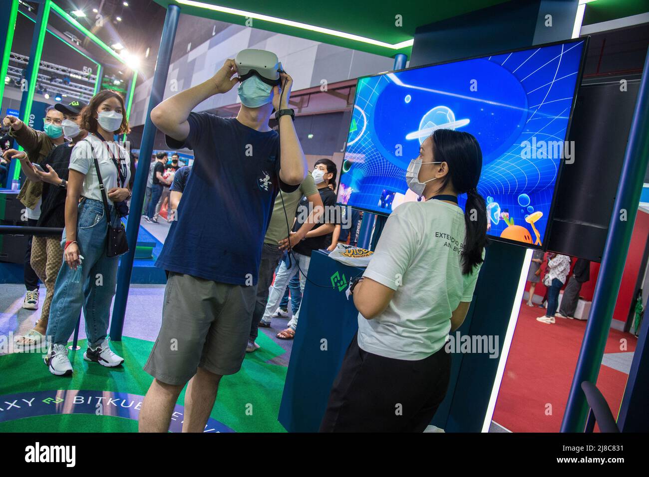 A visitor try a Virtual Reality (VR) crypto game at Thailand Crypto Expo  2022 at Bangkok International Trade & Exhibition Centre (BITEC). The  Thailand Crypto Expo 2022 is the first cryptocurrency related exhibition in  Thailand and the biggest in South East ...