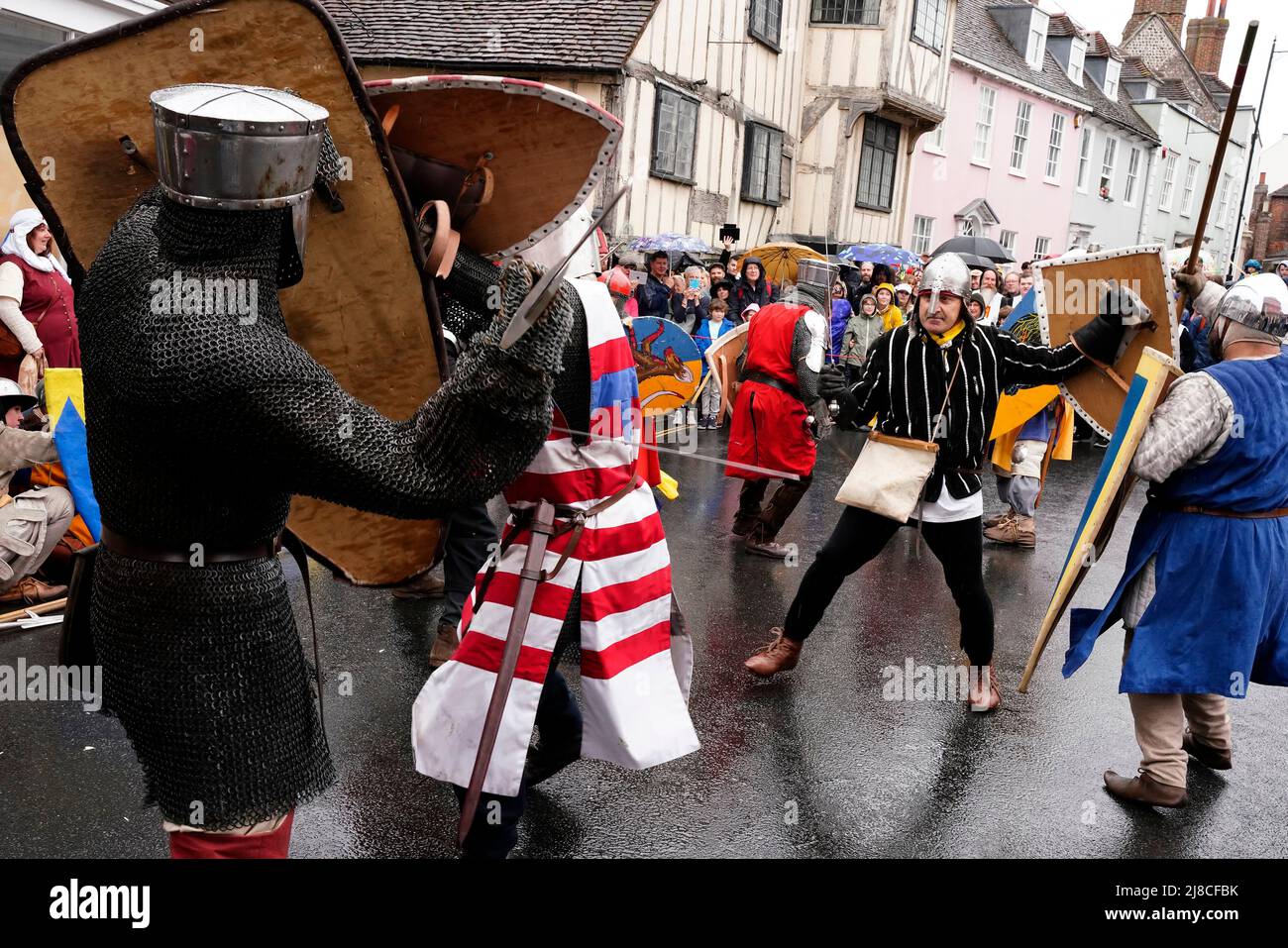 Lewes, UK. 15th May 2022. People in medieval costume re-enact the historic 1264 Battle of Lewes by marching through the streets and taking part in mock battles at various points throughout the town. Grant Rooney/Alamy Live News Stock Photo