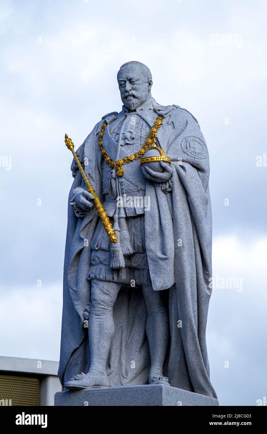 A granite statue of King Edward VII stands along Union Street beside Union Terrace Gardens in Aberdeen, Scotland, UK Stock Photo