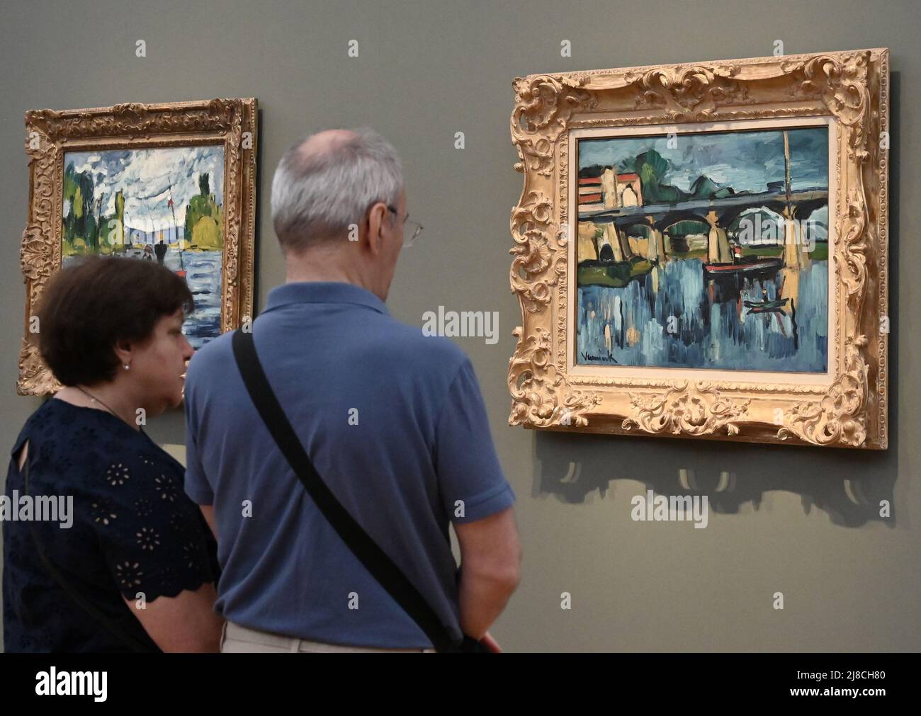 15 May 2022, Brandenburg, Potsdam: Visitors stand in front of the painting 'The Bridge of Chatou' by Maurice de Vlaminck. With free admission and guided tours of Hasso Plattner's Impressionism collection, the Museum Barberini is participating in International Museum Day. Photo: Bernd Settnik/dpa Stock Photo
