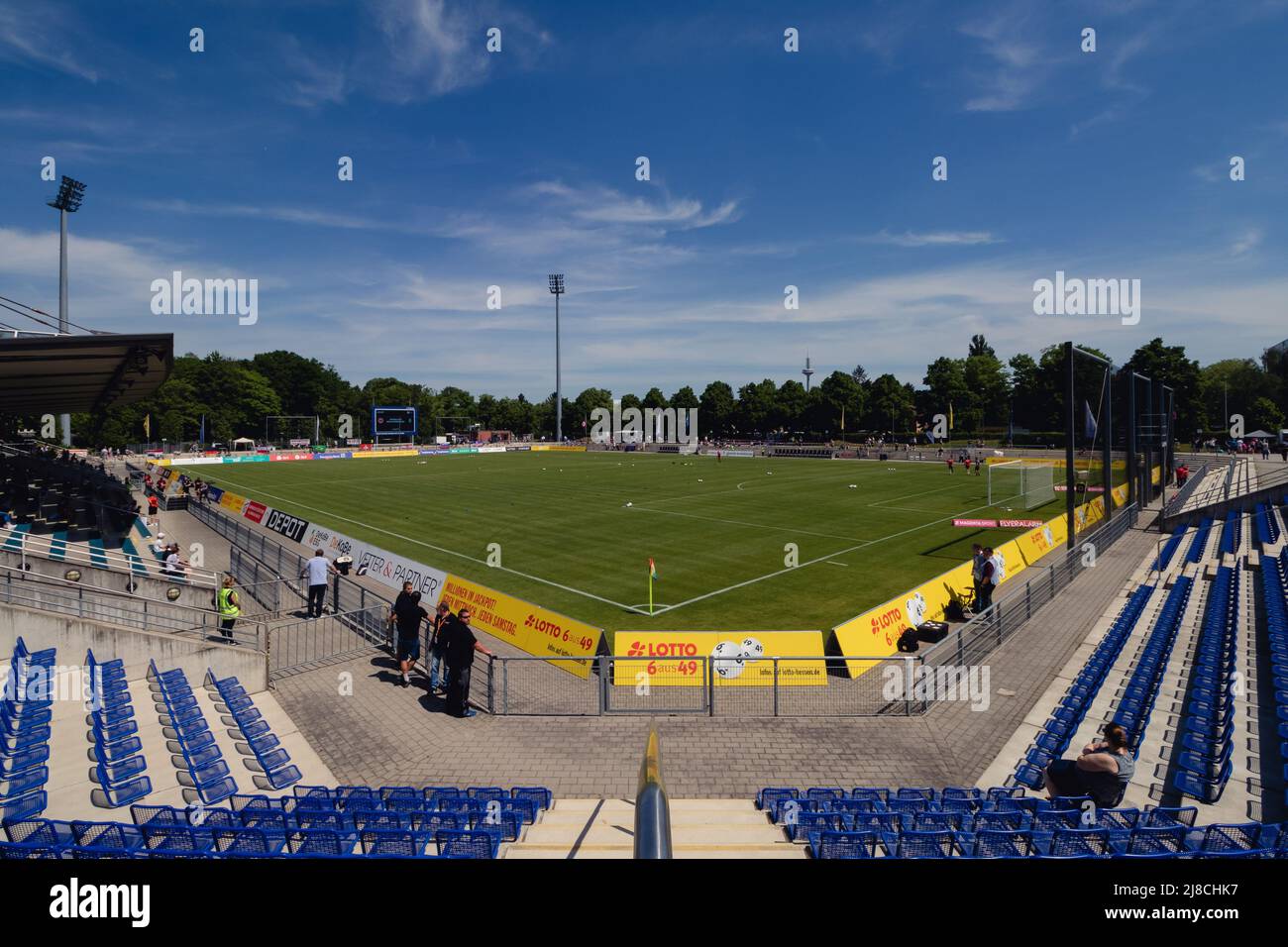 May 15, 2022, Frankfurt am Main, Hessen, Germany: Frankfurt am Main,  Germany, May 15th 2022 Players of Werder Bremen huddle before the  FLYERALARM Frauen-Bundesliga game between Eintracht Frankfurt and Werder  Bremen at