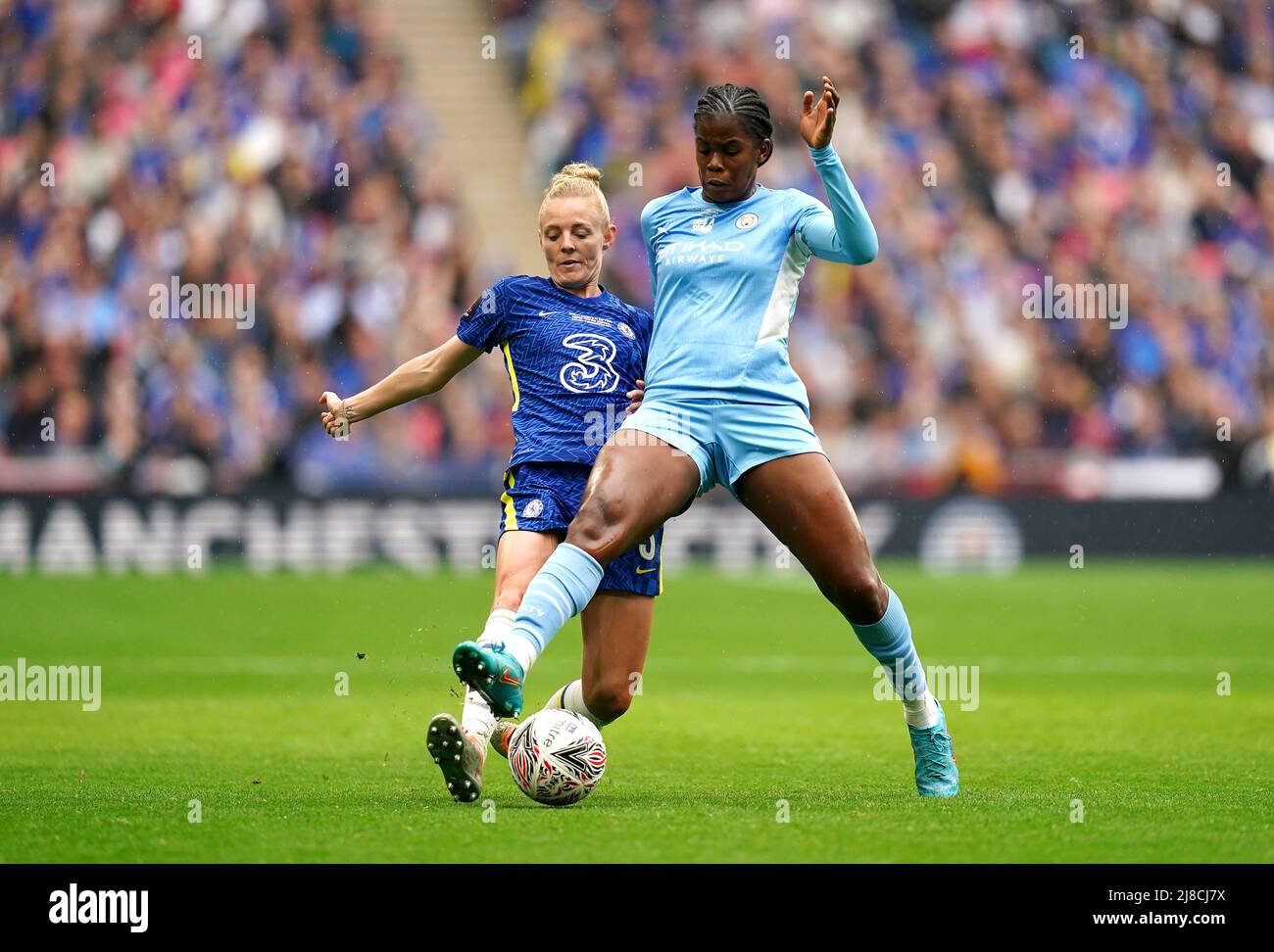 Chelsea's Sophie Ingle (left) and Manchester City's Khadija Shaw battle for the ball during the Vitality Women's FA Cup Final at Wembley Stadium, London. Picture date: Sunday May 15, 2022. Stock Photo