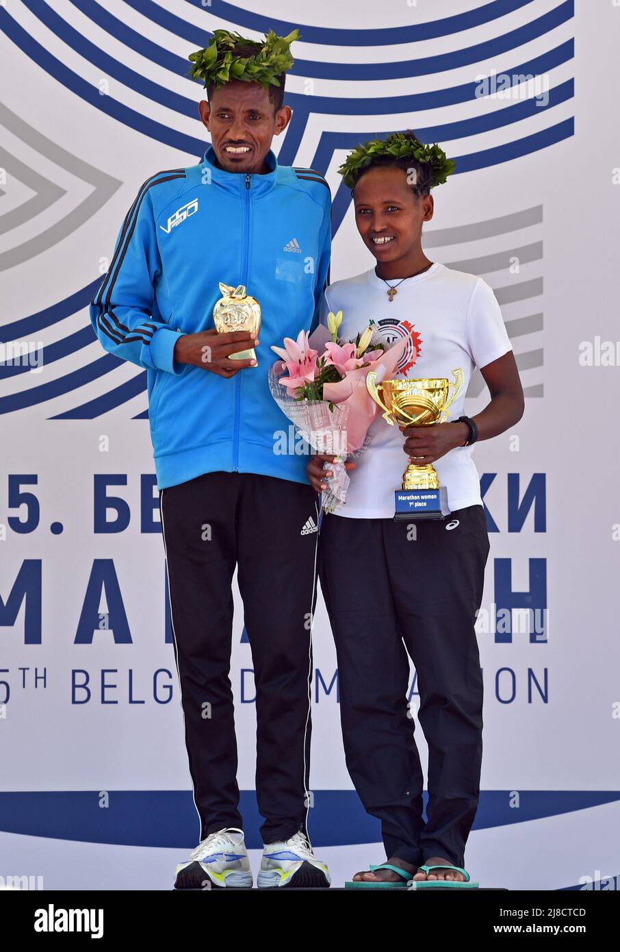 Lezbiyenlar oyoq barmoqlarini yalaydilar