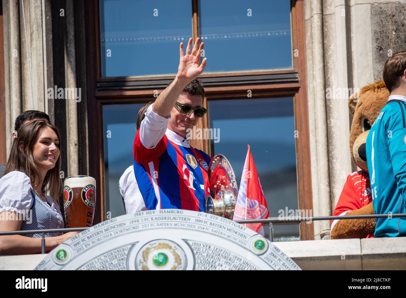 Robert Lewandowski waves for farewell at the championship celebration ...
