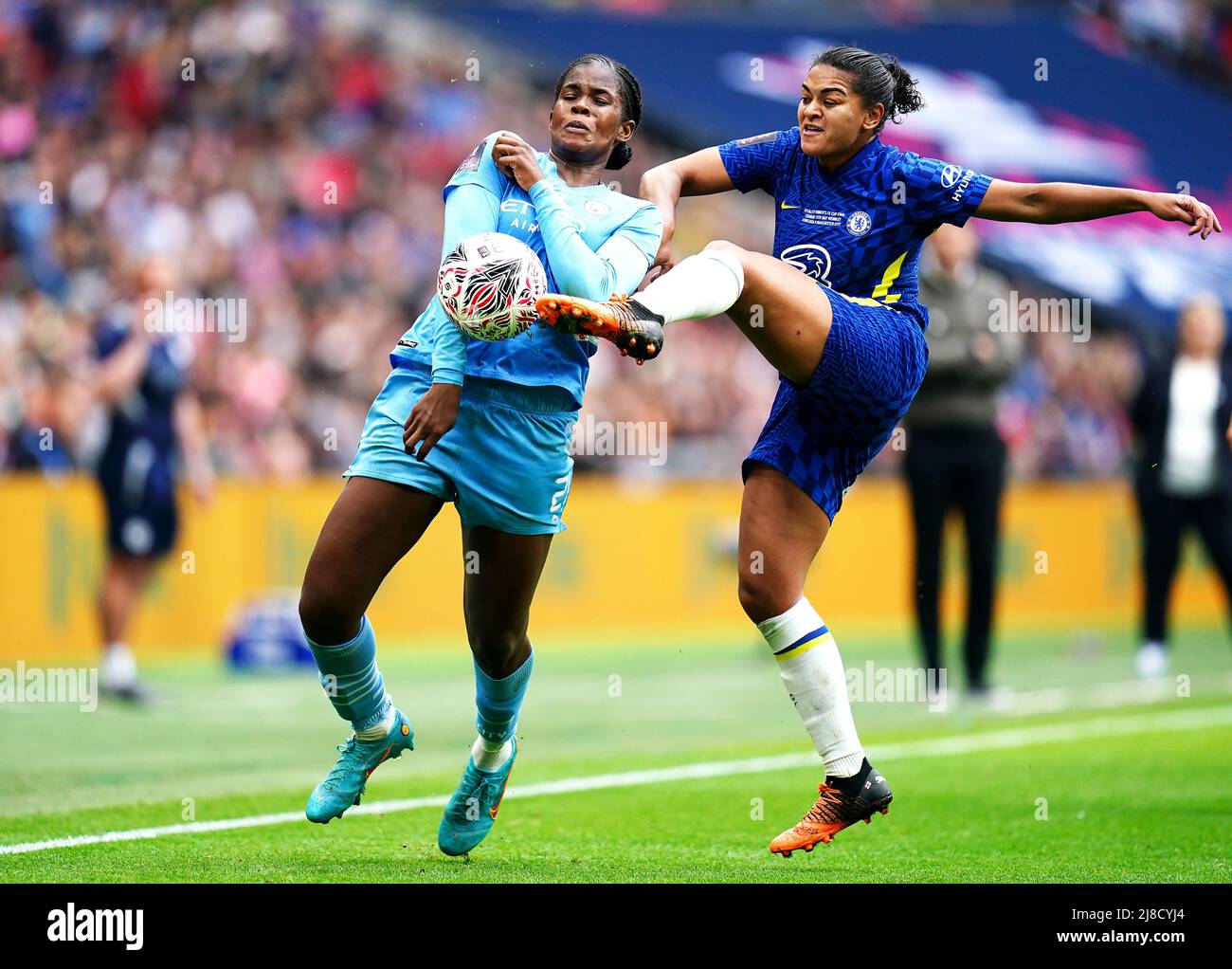 Manchester City's Khadija Shaw (left) and Chelsea's Jessica Carter battle for the ball during the Vitality Women's FA Cup Final at Wembley Stadium, London. Picture date: Sunday May 15, 2022. Stock Photo