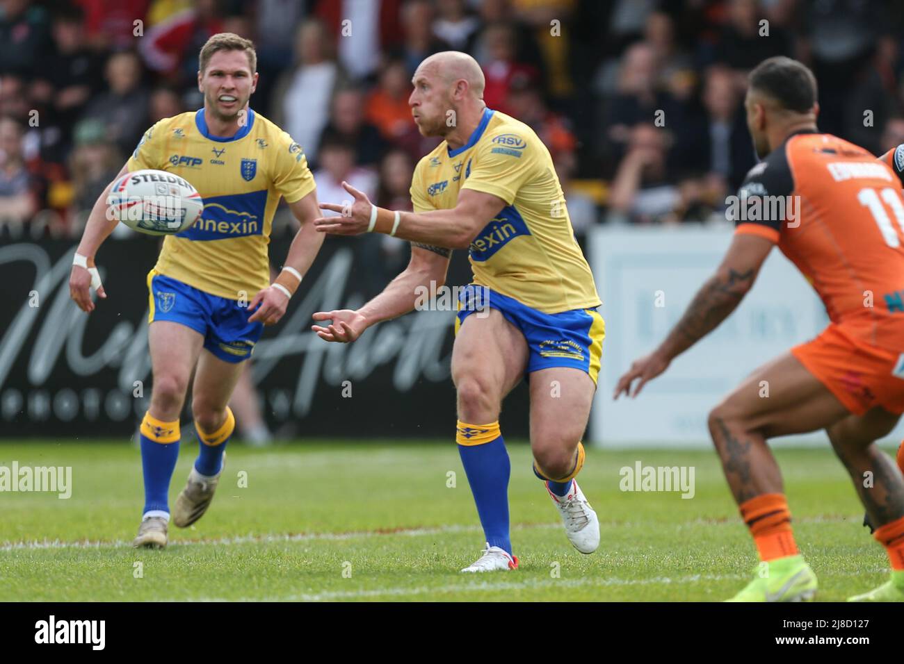 Dean Hadley #11 of Hull KR gets his pass away Stock Photo - Alamy