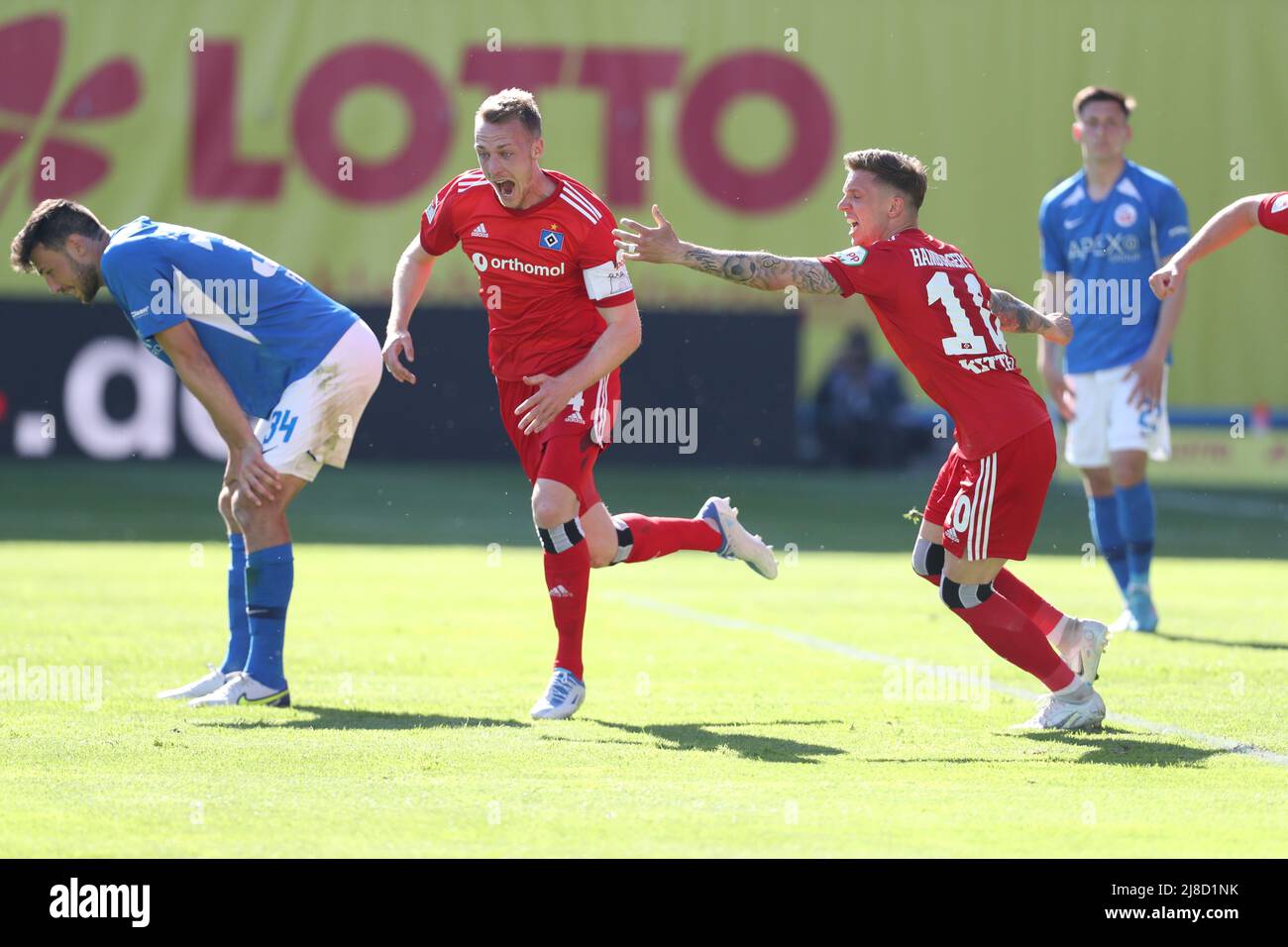 15 May 2022, Mecklenburg-Western Pomerania, Rostock: Soccer: 2nd Bundesliga, Hansa Rostock - Hamburger SV, Matchday 34, Ostseestadion. Sebastian Schonlau (center) of Hamburger SV celebrates the goal to make it 1:2. Photo: Danny Gohlke/dpa - IMPORTANT NOTE: In accordance with the requirements of the DFL Deutsche Fußball Liga and the DFB Deutscher Fußball-Bund, it is prohibited to use or have used photographs taken in the stadium and/or of the match in the form of sequence pictures and/or video-like photo series. Stock Photo