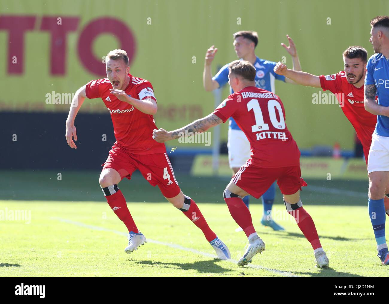 15 May 2022, Mecklenburg-Western Pomerania, Rostock: Soccer: 2nd Bundesliga, Hansa Rostock - Hamburger SV, Matchday 34, Ostseestadion. Sebastian Schonlau (left) of Hamburger SV celebrates the goal to make it 1:2. Photo: Danny Gohlke/dpa - IMPORTANT NOTE: In accordance with the requirements of the DFL Deutsche Fußball Liga and the DFB Deutscher Fußball-Bund, it is prohibited to use or have used photographs taken in the stadium and/or of the match in the form of sequence pictures and/or video-like photo series. Stock Photo